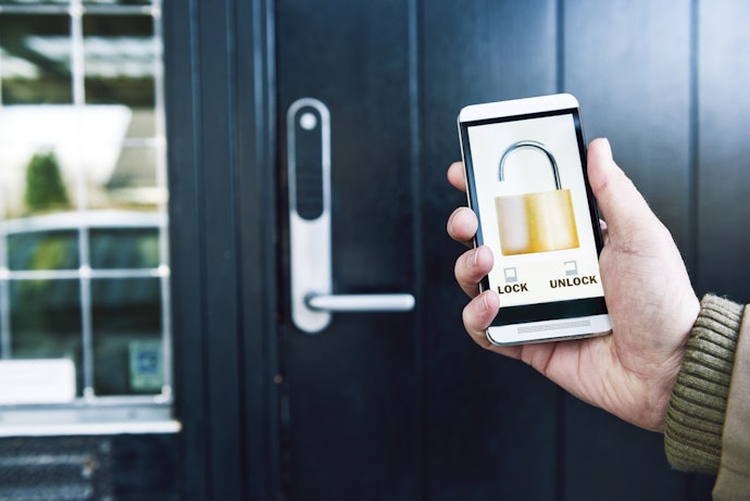 Se Deseja Praticidade, Considere Fechaduras Integradas com Smartphones e Assistentes Virtuais