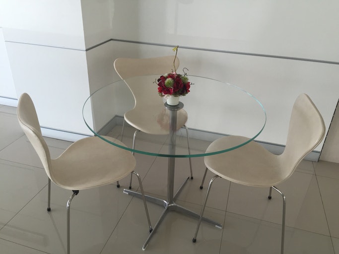 Quer Sensação de Amplitude em Apartamento? Prefira uma Mesa de Vidro Redonda e Transparente