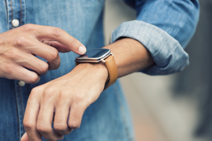 Se Quer Compor um Look Sofisticado no Trabalho, Prefira Capa Apple Watch de Metal