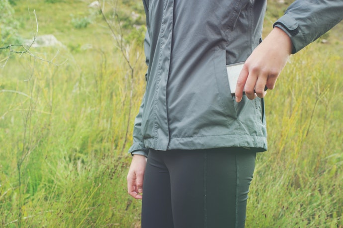 Bolsos São Muito Úteis em Capas de Chuva para Motoqueiro Feminina