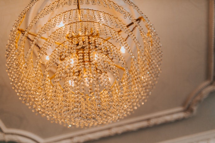 Conheça as Cores Disponíveis para Cada Lustre de Sala