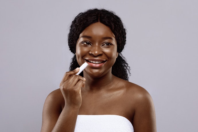 Precisa de Alívio Imediato para Lábios Ressecados? Escolha o Nivea Regenerador Labial 3 em 1