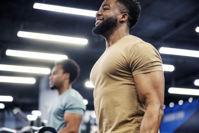 Para Evidenciar a Definição Muscular, Opte por Cores Claras e Cortes Ajustados