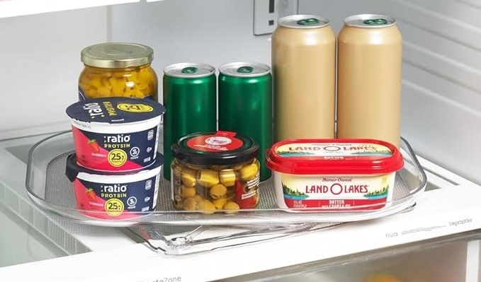 Para Evitar Pontos Cegos no Fundo da Geladeira, Use Racks ou Suportes Giratórios
