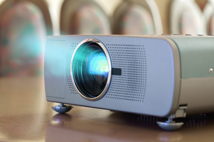 Se For Usar em Ambientes Escuros, Prefira um Mini Projetor com 200 ANSI Lúmens ou Mais