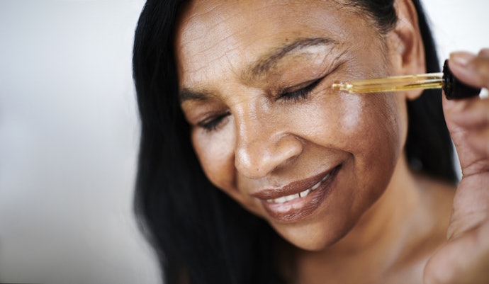 Para Prevenir e Suavizar Rugas e Linhas Finas, Escolha Séruns com Retinol e Vitamina E