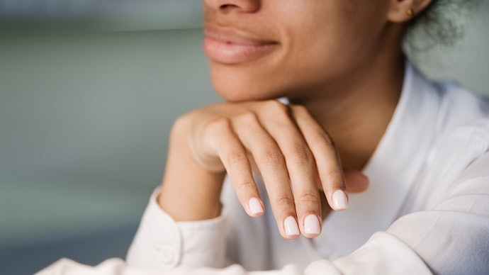 Para um Estilo ou Ocasião Mais Sóbria, Considere Tons como Nude, Rosa ou Branco