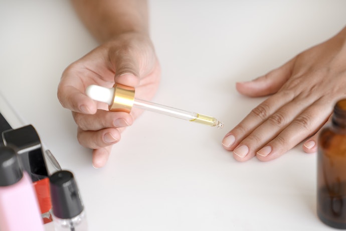 Para Hidratar e Proteger as Unhas e Cutículas, Opte por um Óleo Fortalecedor