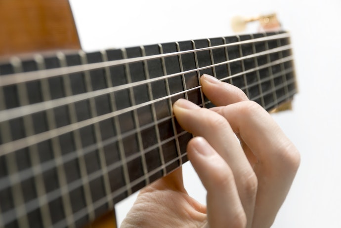 Para Reduzir Dores nos Dedos ao Tocar, Prefira um Violão com Cordas de Nylon