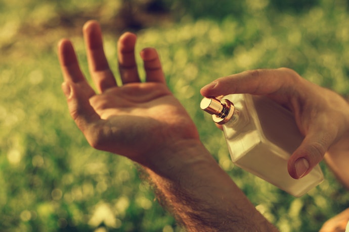 Para uma Fragrância Fresca e Revigorante, Prefira um Perfume Amadeirado Cítrico Masculino