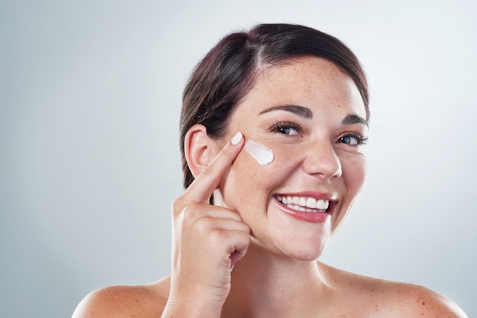 Para Amenizar ou Prevenir Pés de Galinha, Aposte em Retinol, Peptídeos e Antioxidantes