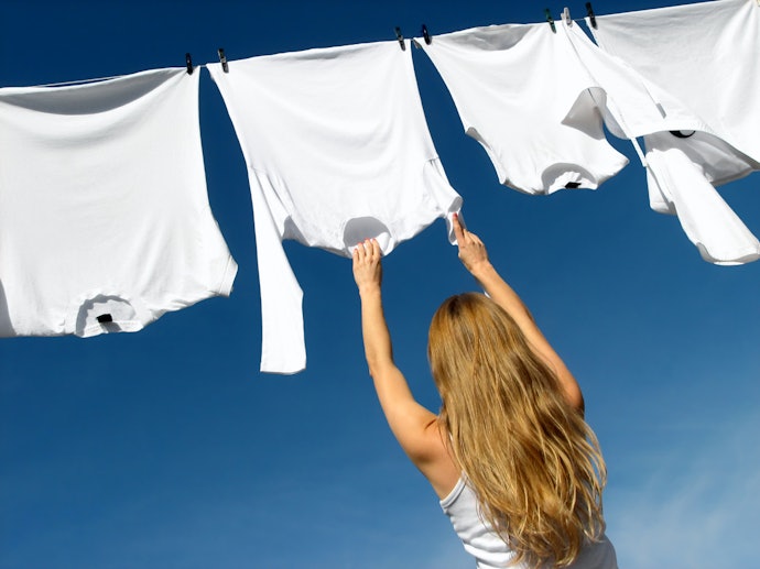 Alvejante com Cloro: Somente para Roupas Brancas