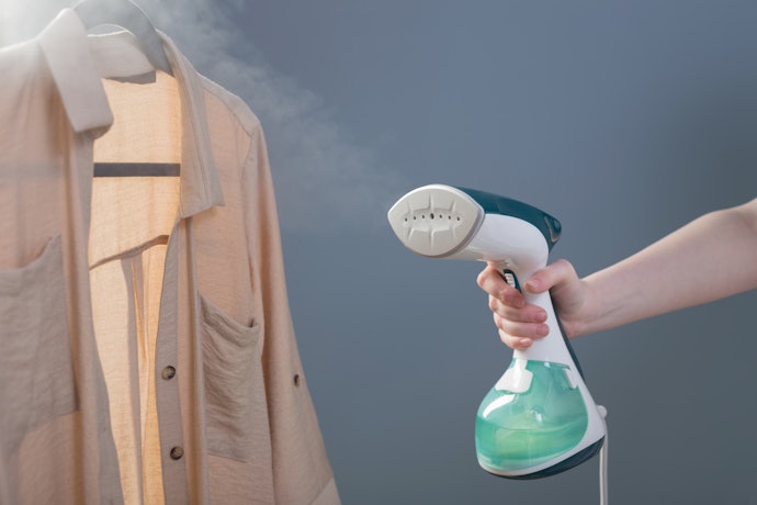 Para Desamassar Suas Roupas Durante a Viagem, Opte por um Modelo com Até 1100 W de Potência