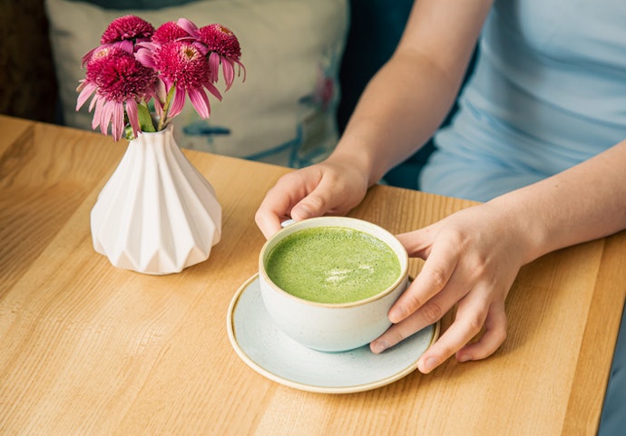 Para Preparar um Matcha Latte de Modo Prático, Considere as Versões Instantâneas