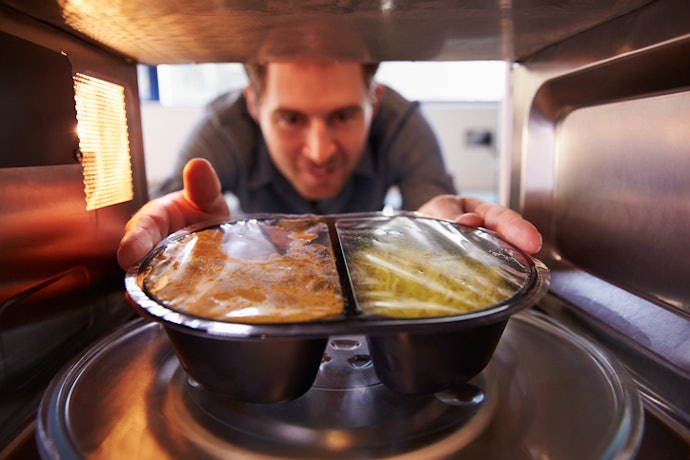 Para Aquecer Grandes Quantidades de Comida, Prefira Micro-ondas de no Mínimo 1000W