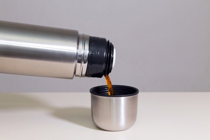 Se Busca uma Garrafa Térmica Portátil para Café, Prefira Modelos com Tampa-Copo de até 500 ml