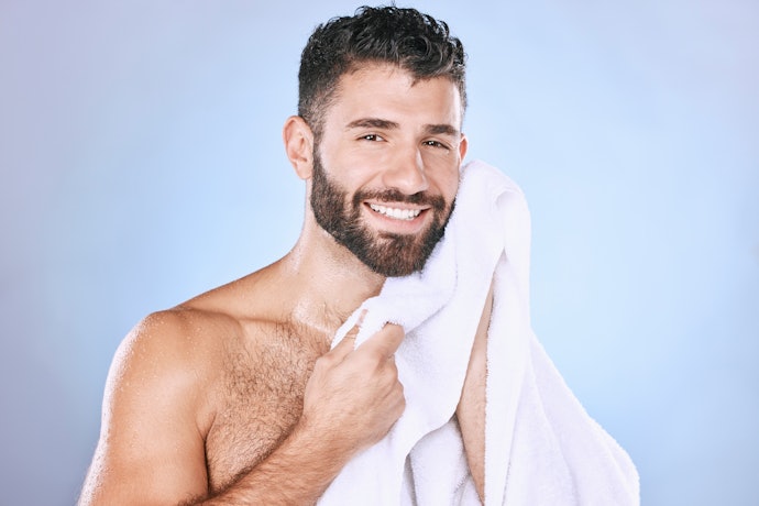 Barba com Caspa: Use Shampoos com Propriedades Adstringentes e Anti-inflamatórias