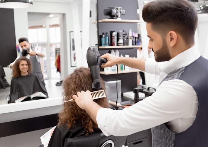 Para Reduzir o Frizz, Opte por Secador Profissional com Íons Negativos