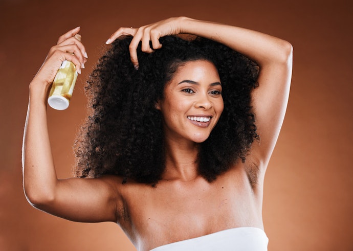 Para Cabelos Cacheados, Opte por Shampoo a Seco com Pantenol ou Óleos Leves, como de Coco