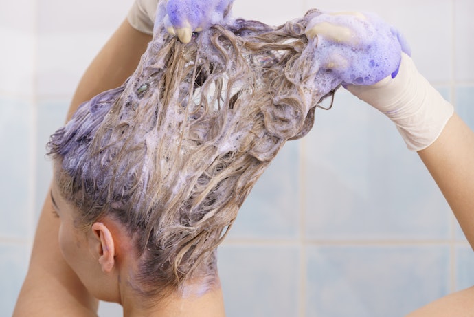 Para Neutralizar Tons Amarelados, Prefira um Shampoo Matizador com Ativos de Tratamento