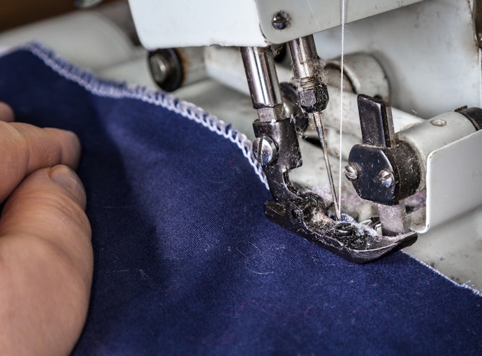 Máquina Overlock Industrial: Realiza a Costura e o Acabamento