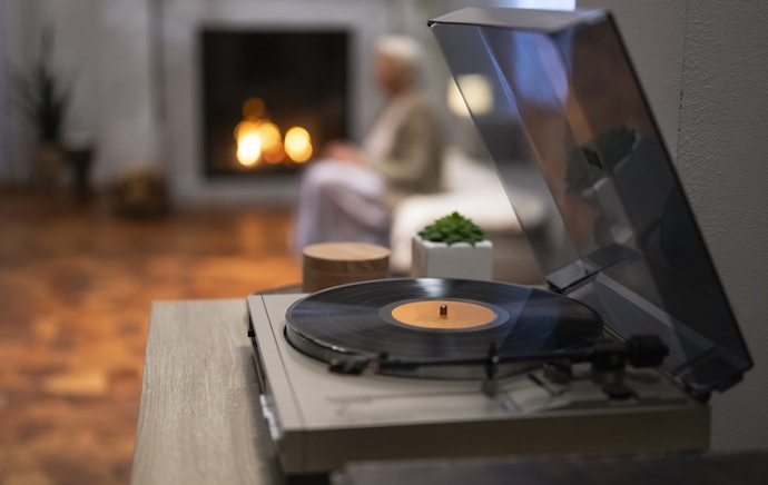 Para Ouvir em Local Fixo, Escolha um Toca-Discos com Saída de Som por Cabo