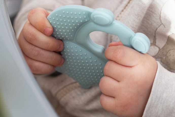 Para Estimular o Tato do Bebê, Escolha Brinquedos com Relevos Suaves