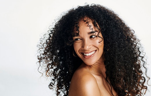 Se o seu Cabelo é Cacheado, Invista em Máscaras com Ingredientes Emolientes