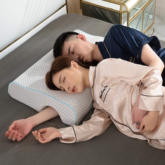 Quer Dormir Abraçando o seu Amor? Escolha um Travesseiro de Conchinha ou de Corpo em U