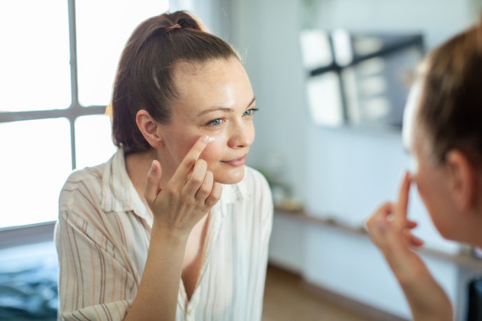 Para Reduzir Linhas Marcadas ao Redor dos Olhos e Boca, Prefira Cremes com Retinoides