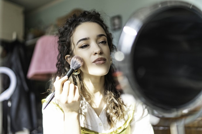 Para Disfarçar Manchas, Aposte em Produtos com Média a Alta Cobertura e Efeito Matte