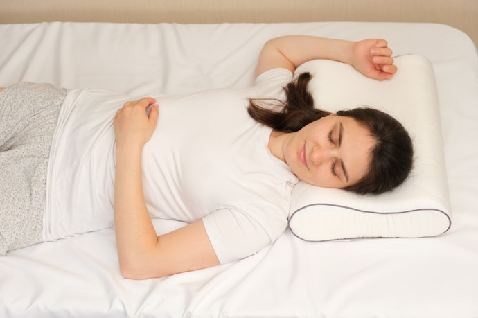 Prefere Dormir de Costas? Opte por um Travesseiro Cervical Ortopédico de Altura Média (8–12 cm)