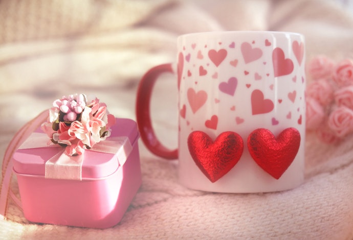 Quer um Presente para Namorada até 50 Reais? Almofadas Românticas ou Canecas Personalizadas