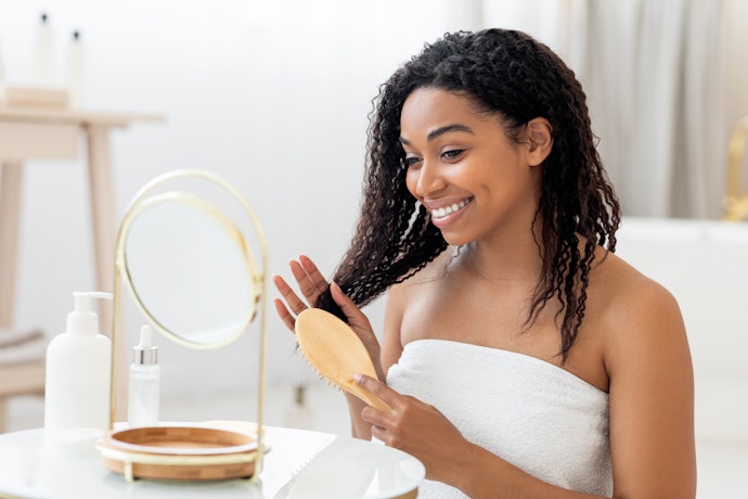 Para Diminuir o Frizz, Escolha a Escova para Cabelo Cacheado com Cerdas de Madeira