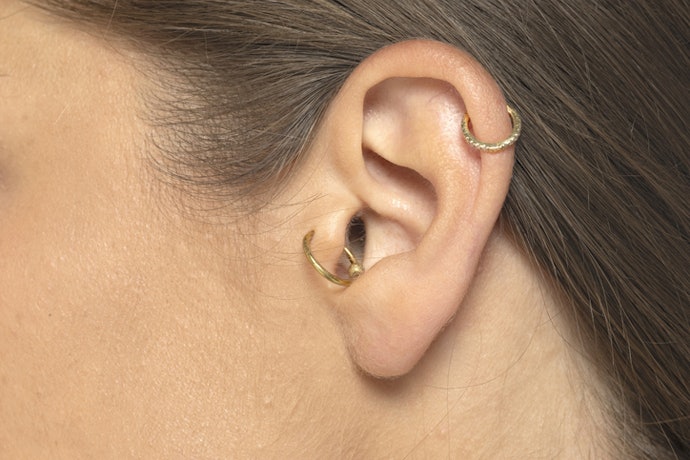 Para um Visual Mais Elegante, Prefira Conch Piercings de Ouro