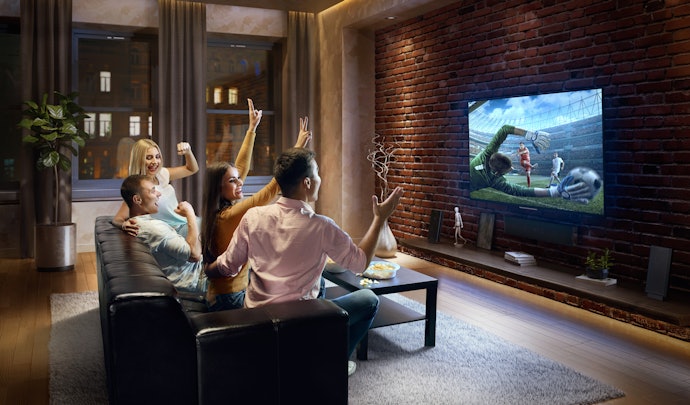 Para Instalar em uma Sala Espaçosa, Busque uma TV de 65" com Alto-falantes de 40 W ou Mais