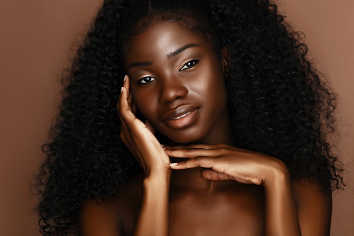 Pele Negra Mais Escura: Fica Deslumbrante com o Iluminador Bronze, Marrom ou Terracota