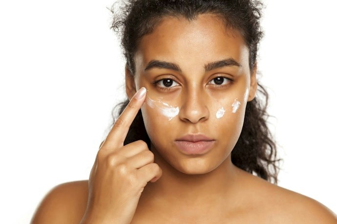 Quer um Creme para Olheiras Escuras? Prefira um com Niacinamida, Ácido Tranexâmico e Vitamina C