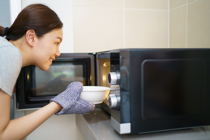 Mora Sozinho? Invista em um Micro-ondas Electrolux 20 Litros