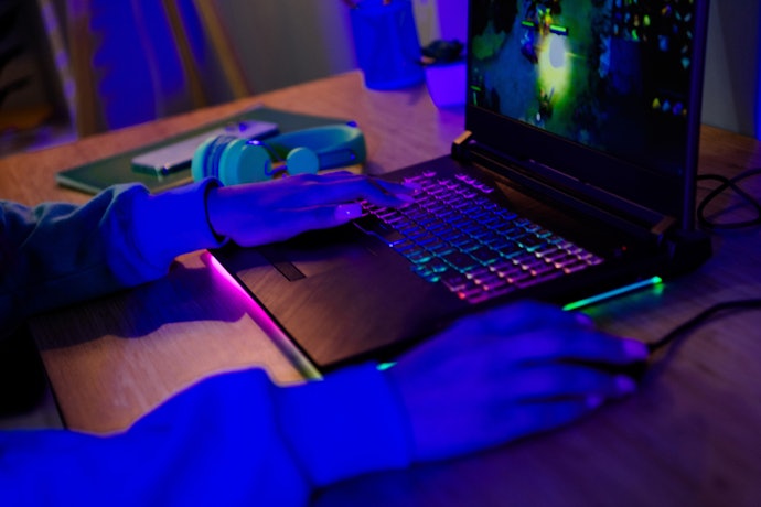Para Fluidez em Jogos Pesados, Escolha Telas de 120 Hz ou 144 Hz e GPU RTX 4060 ou Superior