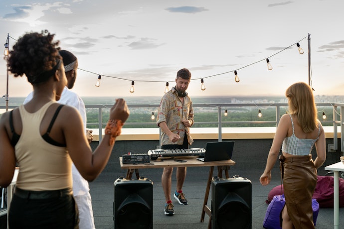 Para Eventos Profissionais, Opte por Caixas de Som Bluetooth com Potência Acima de 350 W