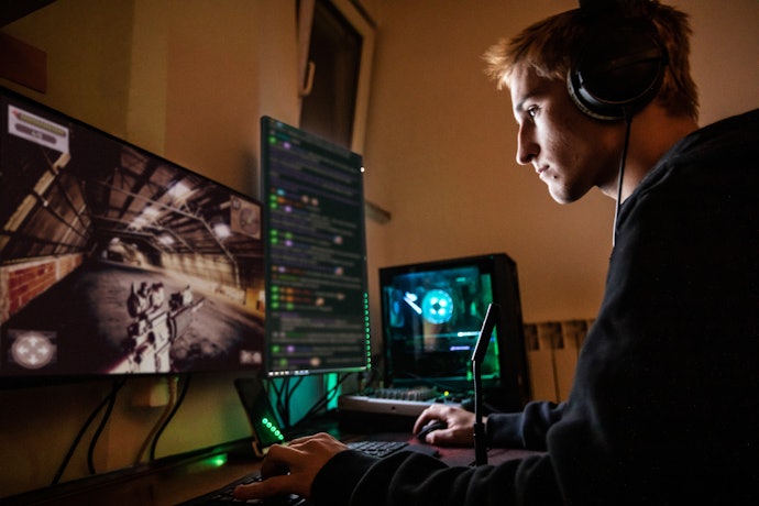 Para Usar com um Setup Gamer, Prefira um Estabilizador para PC 1000 VA ou mais