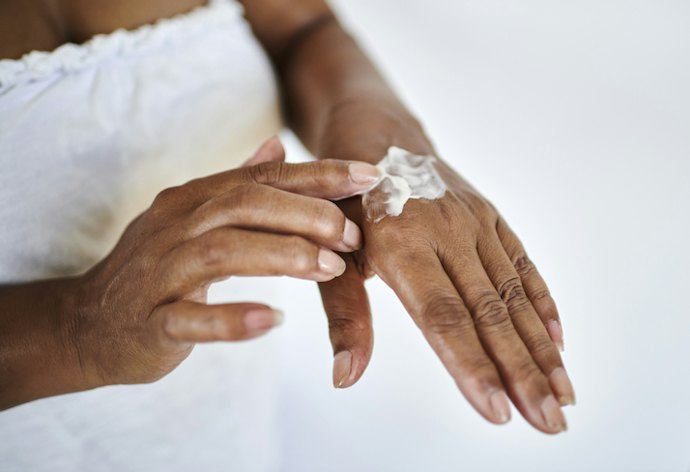 Quer um Creme Anti-Idade para as Mãos? Prefira Fórmulas Reparadoras com Glicerina e Ureia