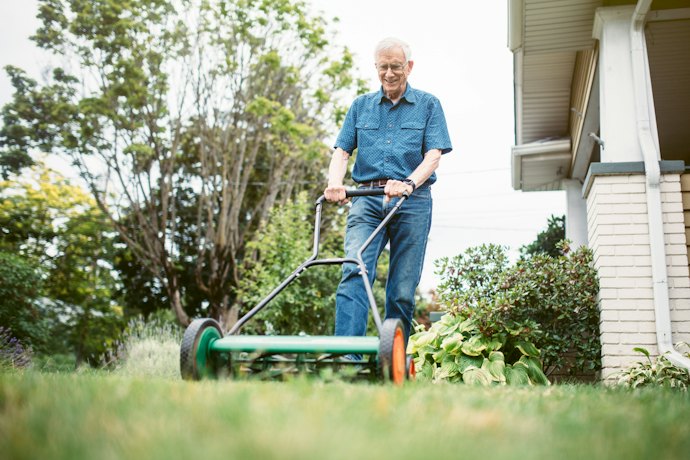 Cortador de Grama Manual é Mais Barato e Ideal para Pequenos Gramados