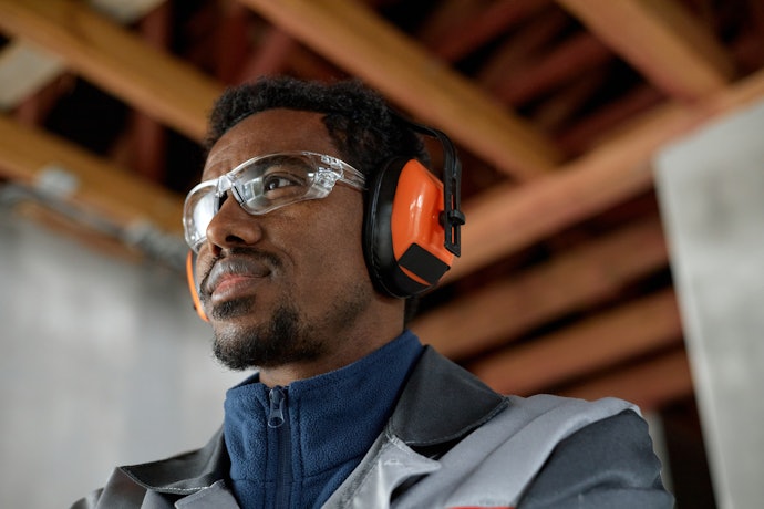 Trabalha em Obras, Indústrias ou Oficinas? Escolha Abafadores com NRRsf de 24 dB e 29 dB
