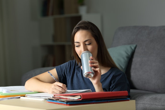 Para se Manter Acordado ao Estudar ou Trabalhar, Prefira Energéticos que Contenham Taurina