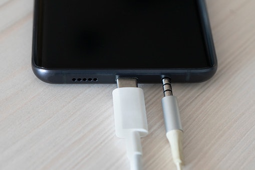 Cabo P2 x USB: Para Transmissão de Áudio Digital e Transferência de Dados