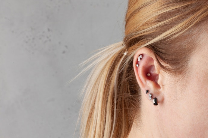 Para Evitar Irritações na Pele e Ter um Visual Versátil, Opte por Conch Piercing de Titânio