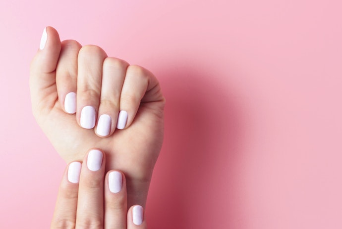 Para um Estilo Discreto, Escolha Unhas Postiças Naturais, Transparentes ou Brancas