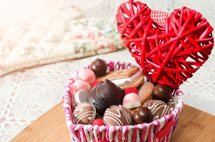Para um Presente para Namorada até 100 Reais, Cesta de Chocolate ou Vela Aromática